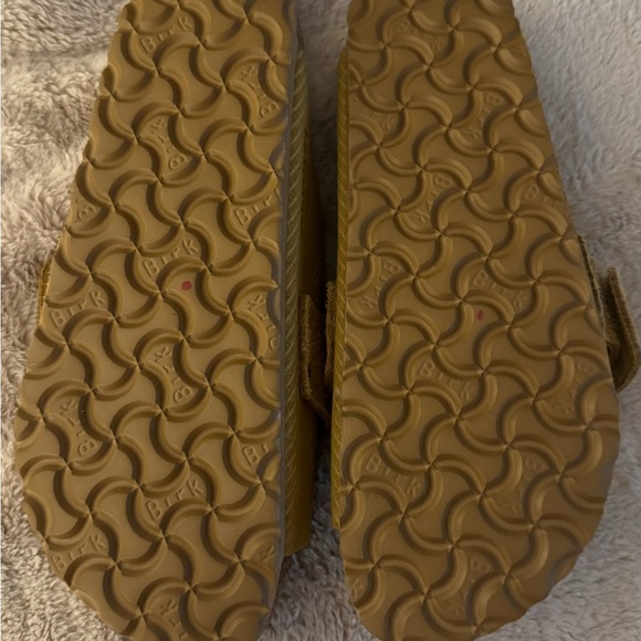 Kyoto
Suede Embossed NWT Size 37 - Picture 6 of 7